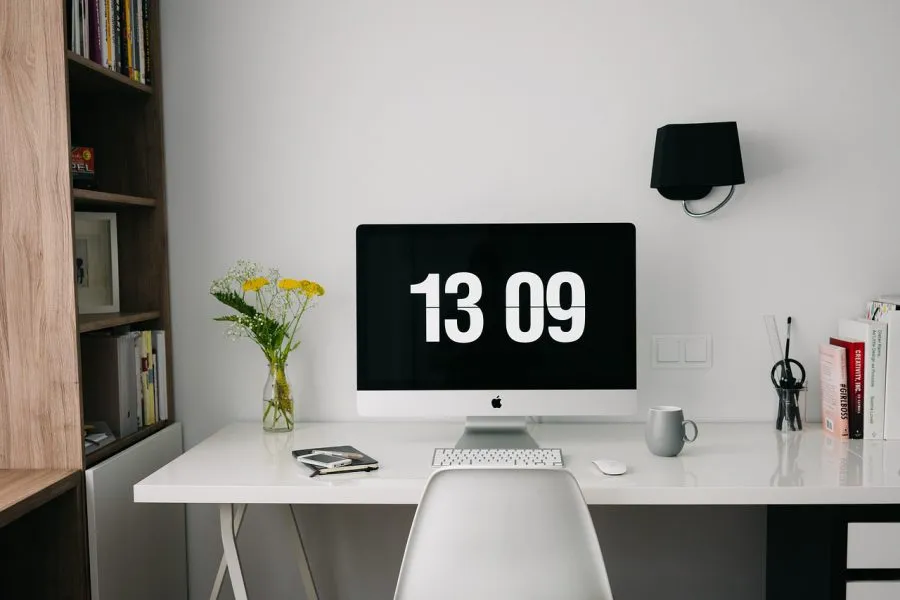 Co wybrać zamiast klasycznej lampki biurkowej do domowej strefy pracy?